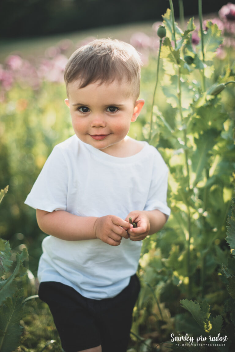 dite_chlapec_portret_v_maku