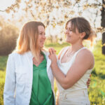 jarni_foceni_mama_s_dcerou_pod_rozkvetlou_tresni