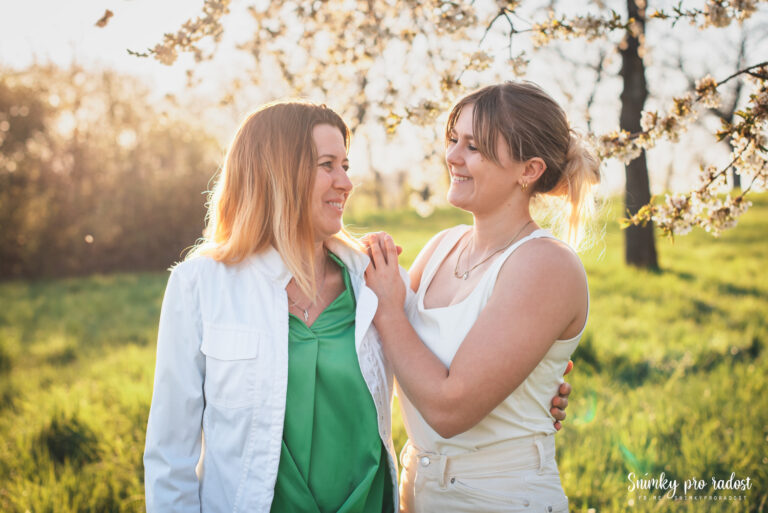 jarni_foceni_mama_s_dcerou_pod_rozkvetlou_tresni