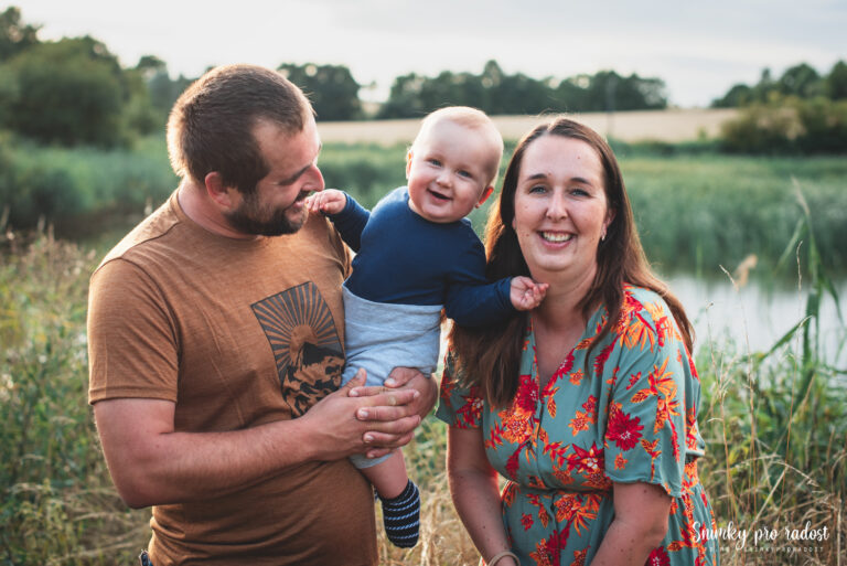 mama_tata_syn_se_smeji_do_fotaku