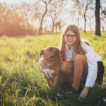 jarni_foceni_holcicka_se_psem_pod_rozkvetlou_tresni