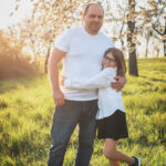 tata_s_dcerkou_na_rodinnem_jarnim_foceni