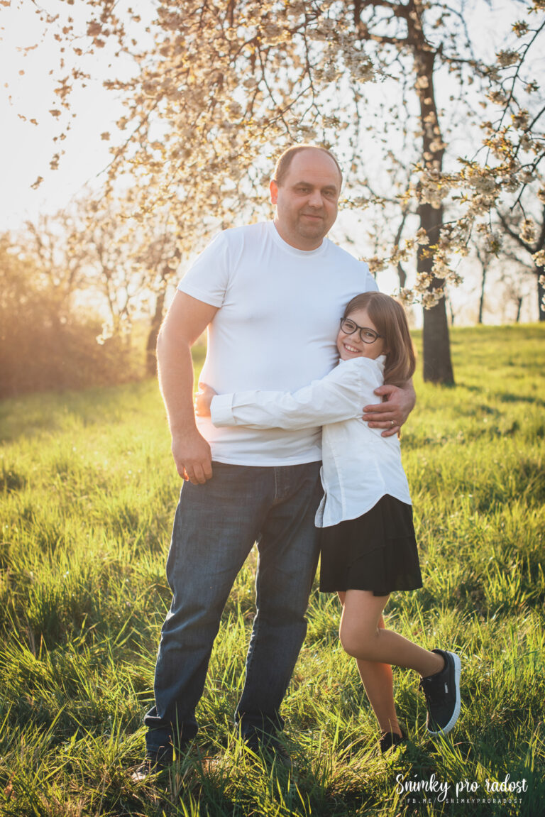 tata_s_dcerkou_na_rodinnem_jarnim_foceni