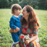 materska_laska_mama_a_dcera_se_na_sebe_smeji