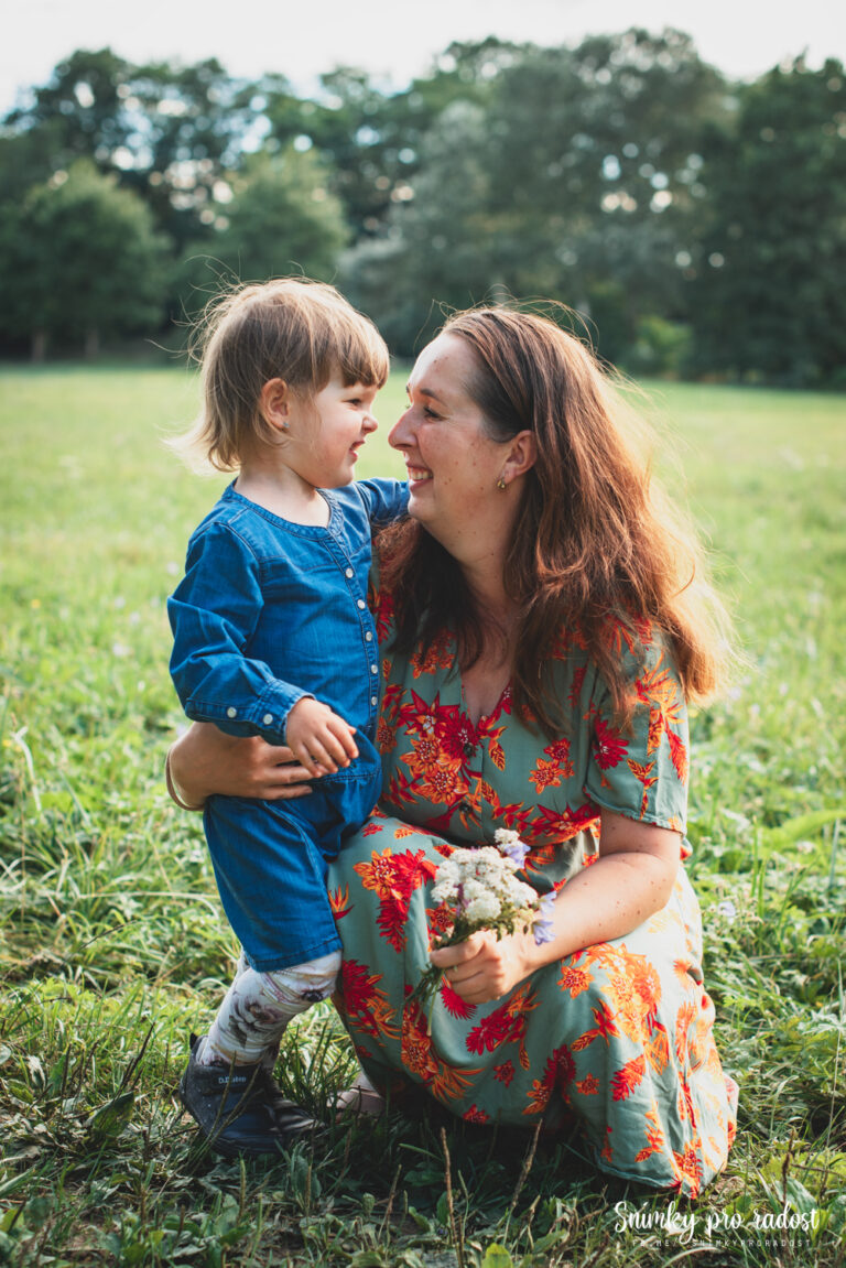 materska_laska_mama_a_dcera_se_na_sebe_smeji