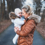 maminka_chova_batole_foceni_unor_trsice