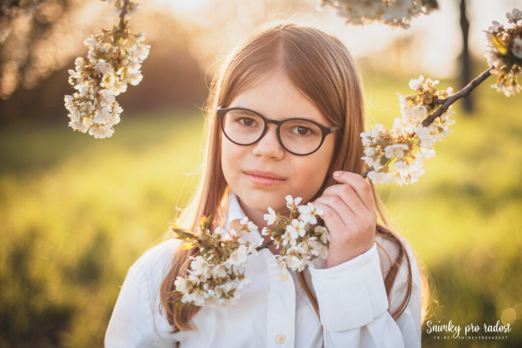 slecna_pod_rozkvetlym_stromem