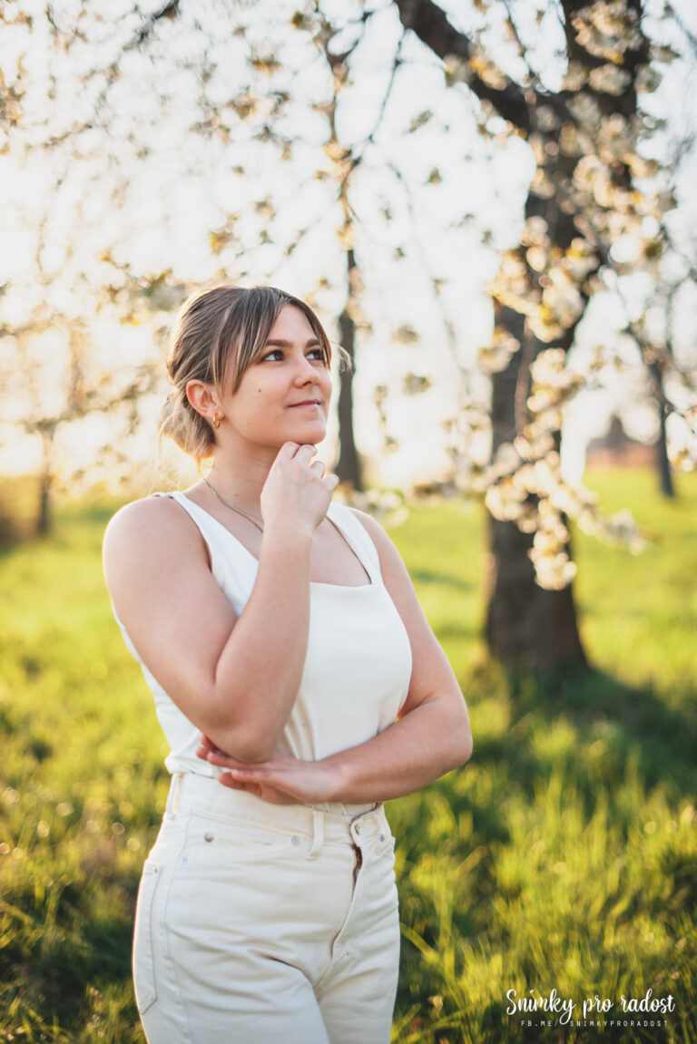 zena_pod_rozkvetlym_stromem