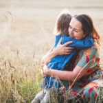 maminka_objima_dite_fotografka_olomouc