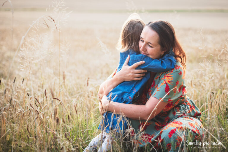 maminka_objima_dite_fotografka_olomouc