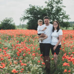 rodina_v_makovem_poli_na_foceni