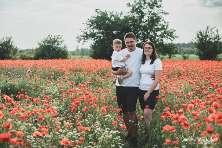 rodina_v_makovem_poli_na_foceni