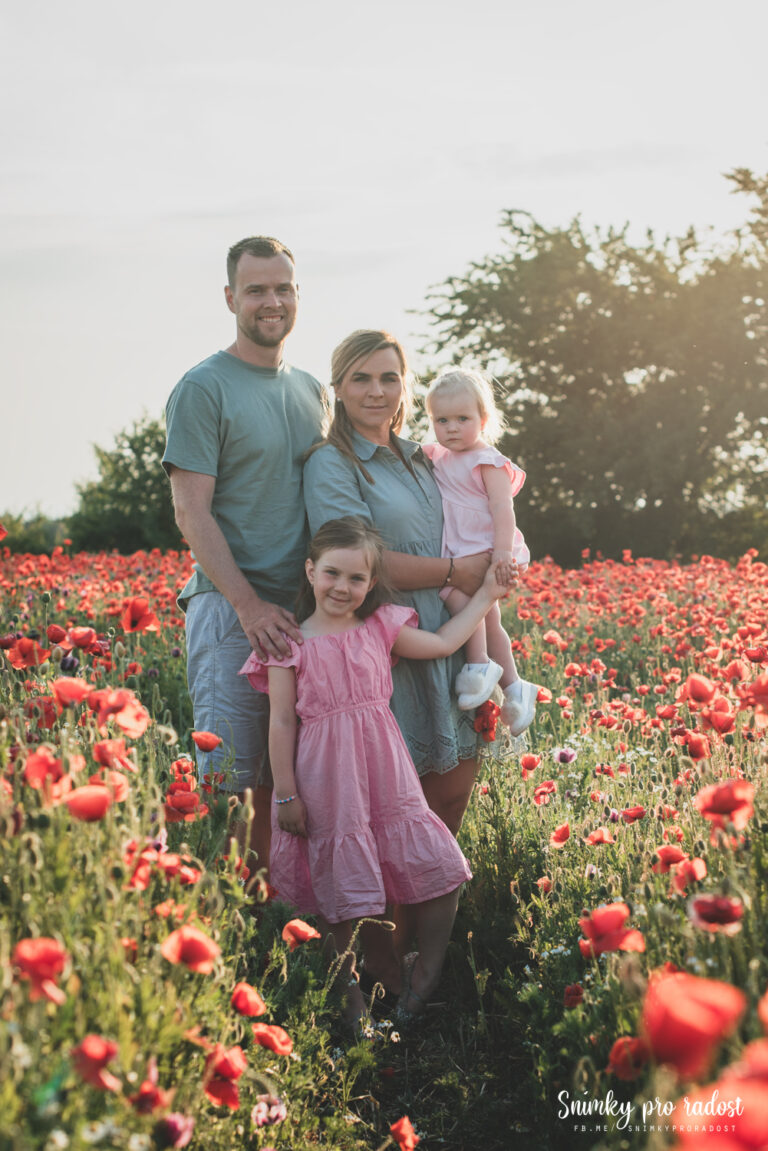 rodinka_na_foceni_v_makovem_poli
