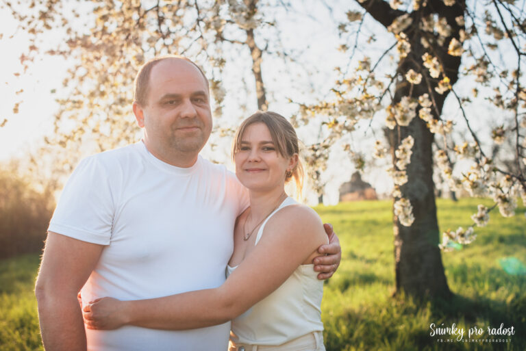 tata_a_dcera_pod_rozvektlou_tresni