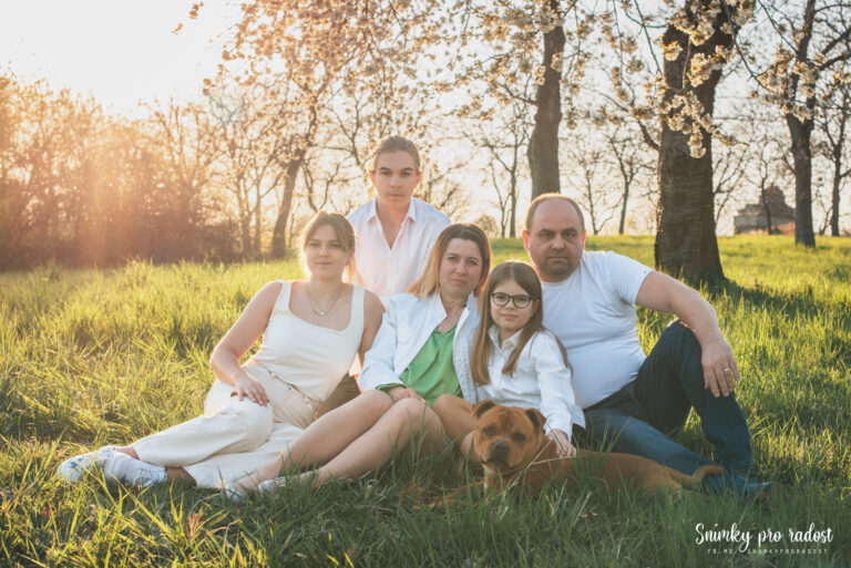 jarni_fotografie_rodiny_se_psem_pod_tresni
