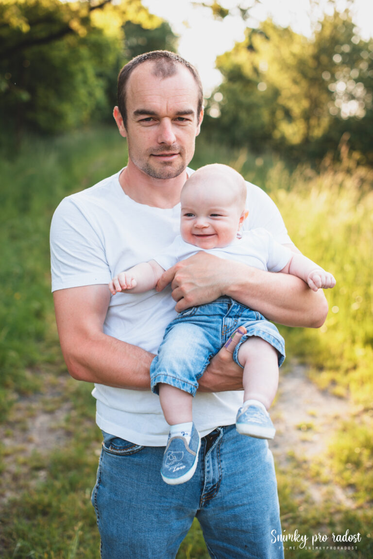 tata_a_syn_portret_venku