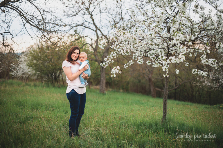 jarni_fotky_u_rozkvetleho_stromu
