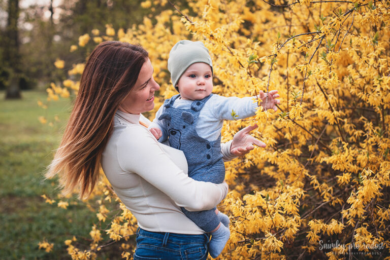 jarni_fotografie_zlaty_dest_maminka_s_miminkem