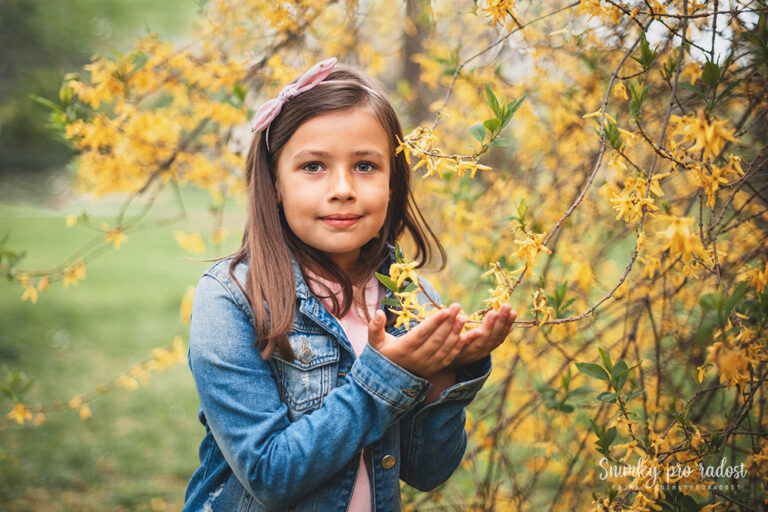 jarni_fotografovani_deti_olomouc_divka_u_zlateho_deste