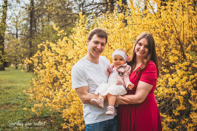 jaro_zlaty_dest_rodice_s_batoletem