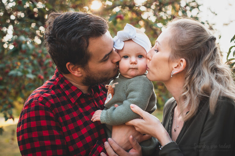podzimni_portret_rodinny_rodice_s_miminkem