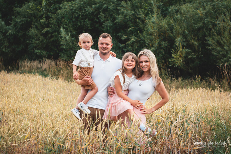 rodina_v_lete_spolu_na_foceni_v_obilnem_poli