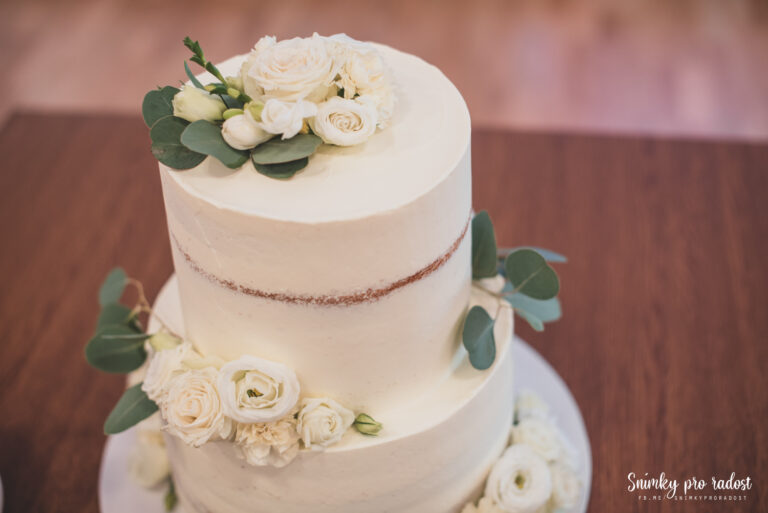 Krajeni-dortuSvatebni-foto-Snimky-pro-radost