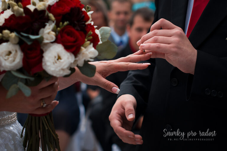 Svatební fotografie obřad předání prstýnků