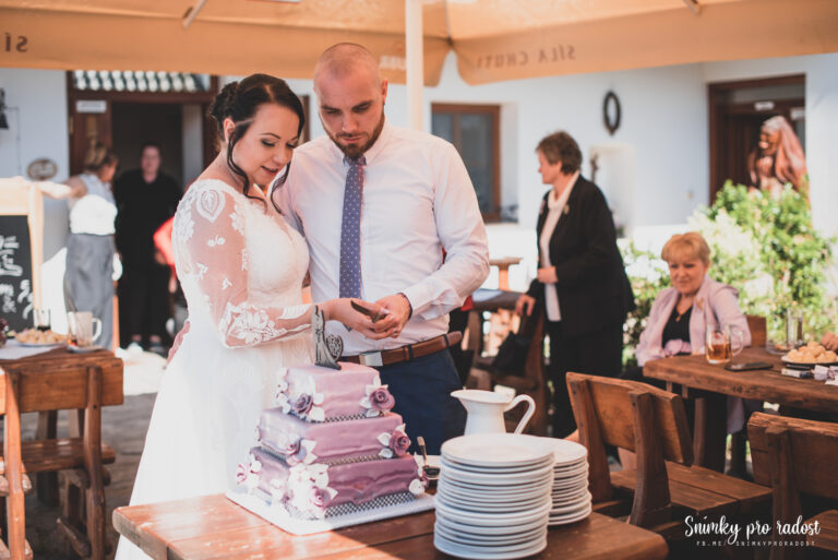 Krájení svatebního dort