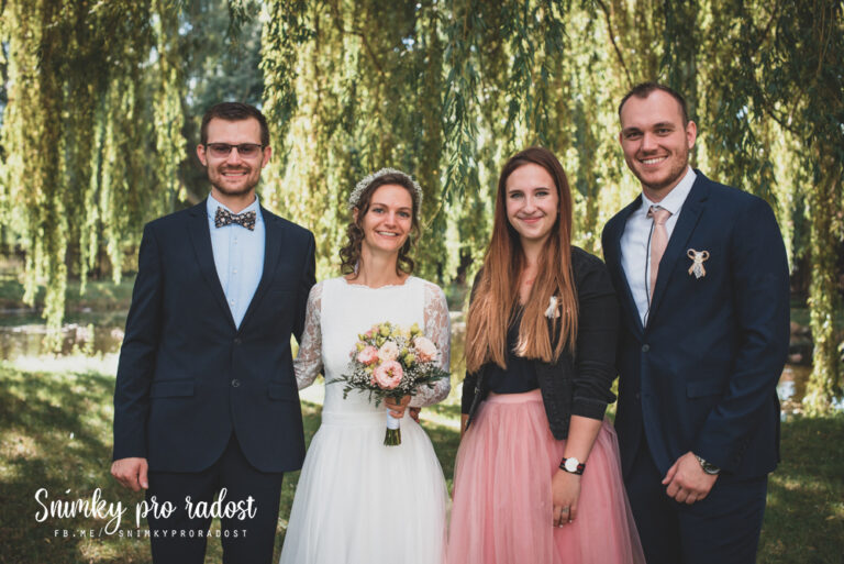 Skupinové foto na svatbě