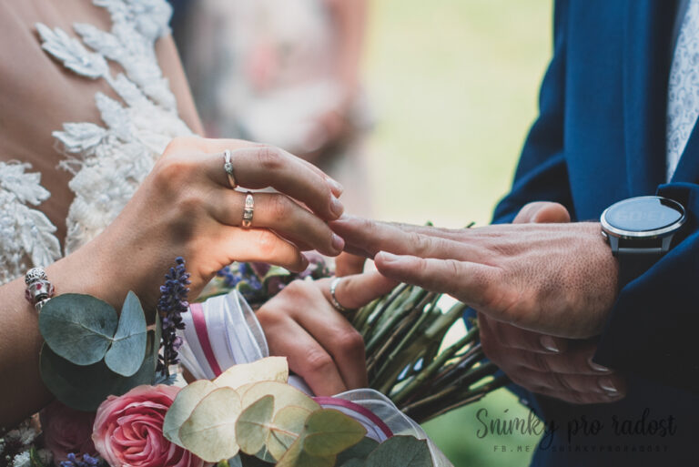 Předání svatebních prstýnků