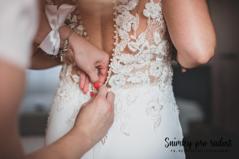 Oblékání nevěsty