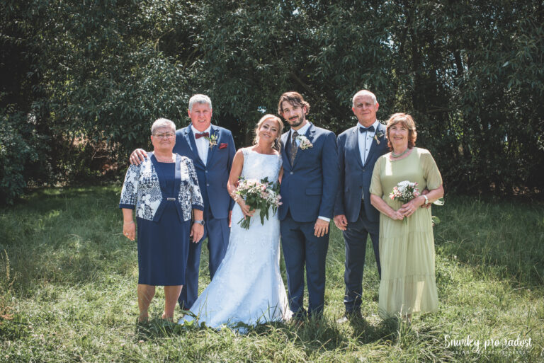 Skupinová fotografie na svatbě
