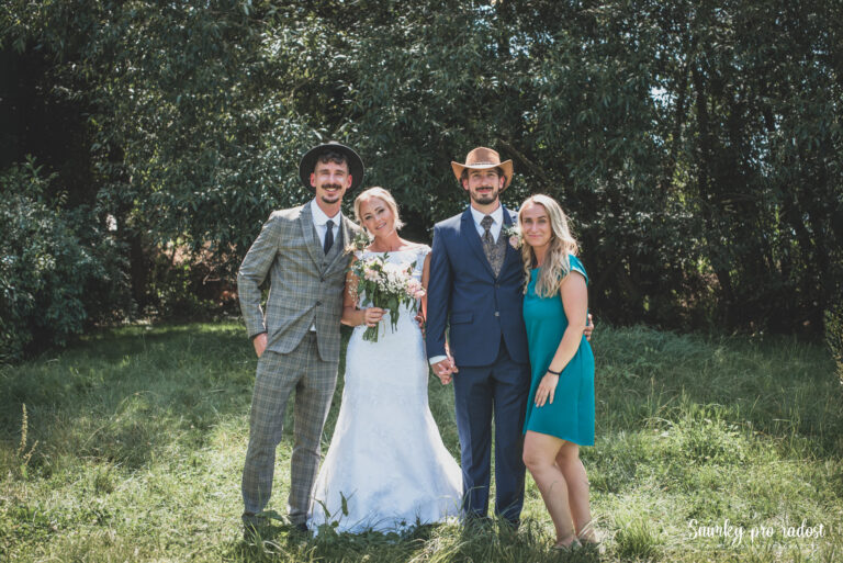 Skupinová fotografie na svatbě