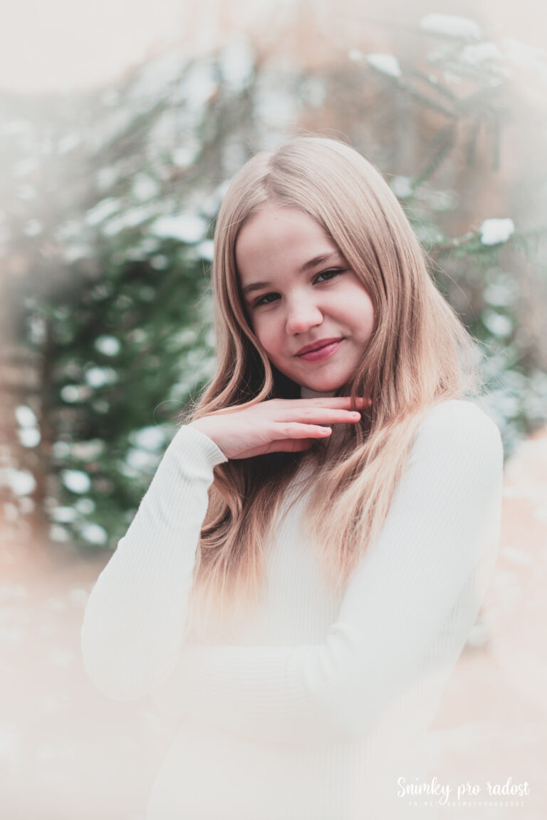 dívka v lese na vánočním focení
