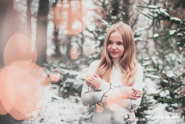 dívka v lese na vánočním focení