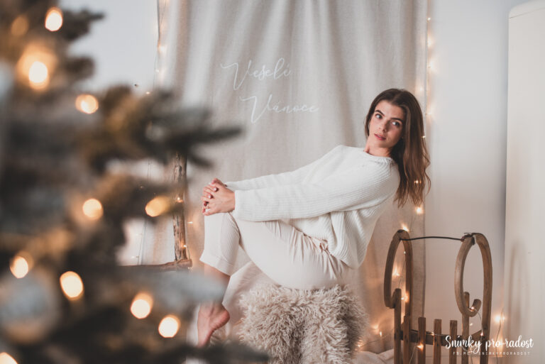 vánoční fotografie slečny v ateliéru