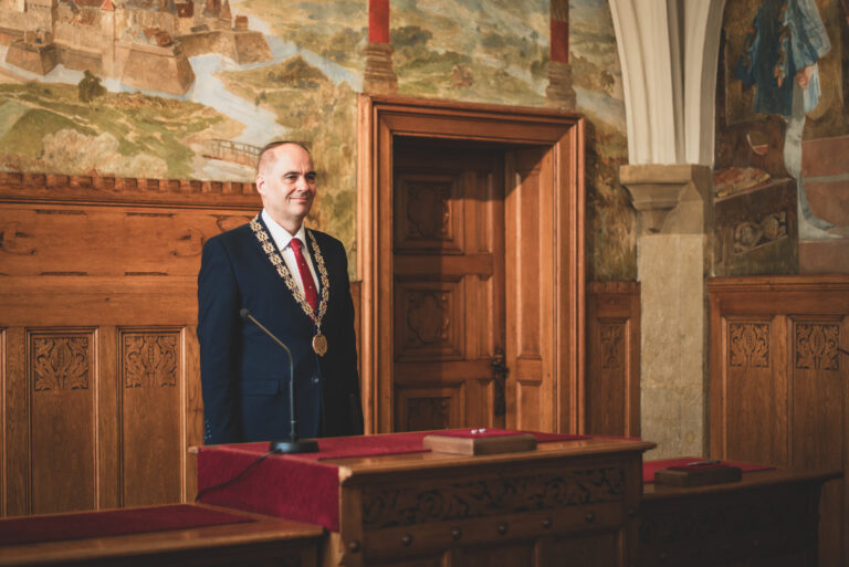 svatební obřad oddávající