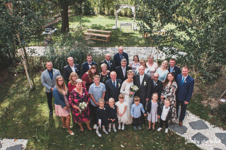 společná skupinová fotografie na svatbě