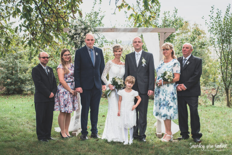 skupinová fotografie na svatbě