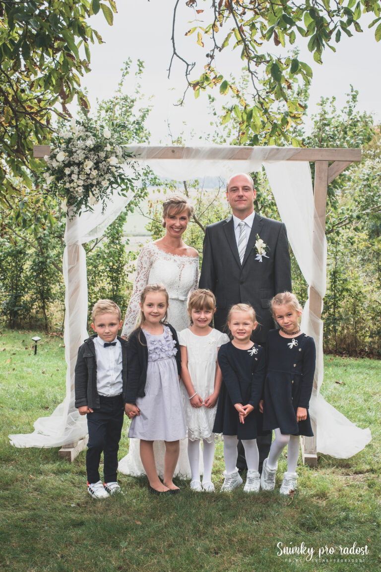 skupinová fotografie na svatbě