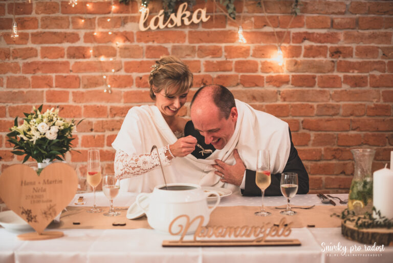 svatební hostina novomanželé u stolu