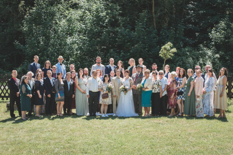 Skupinové foto na svatbě