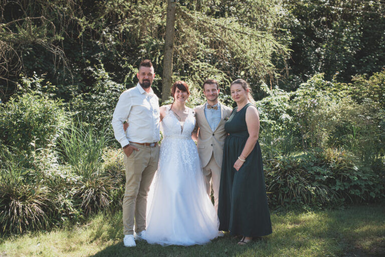 Skupinové foto s přáteli na svatbě