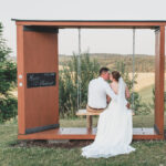 Ženich a nevěsta na houpačce